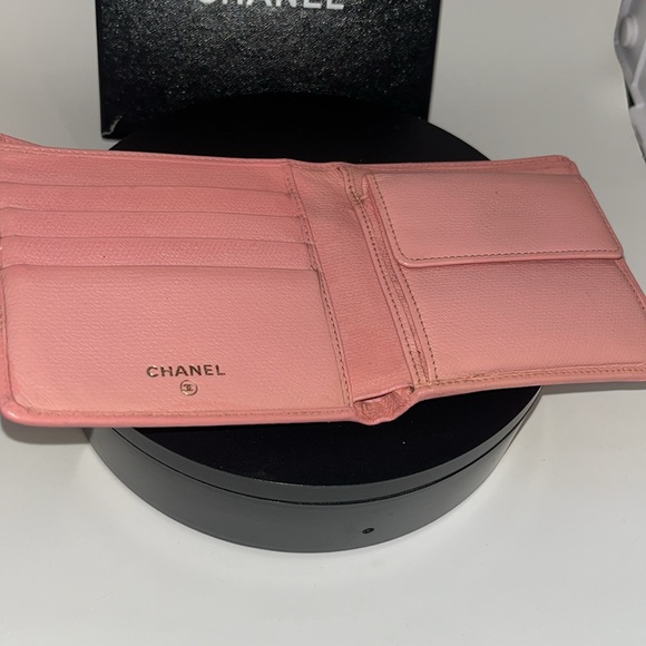 💯 Almost New !!Channel Wallet - Picture 9 of 12